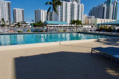 Condo in Hallandale Beach, Florida, 1 bedroom  № 1973624 - photo 17