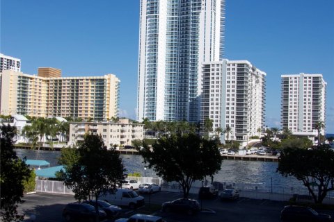 Condo in Hallandale Beach, Florida, 1 bedroom  № 1973624 - photo 1