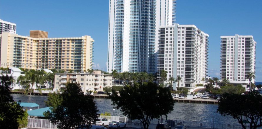 Condo in Hallandale Beach, Florida, 1 bedroom  № 1973624