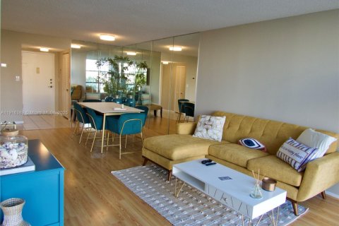 Condo in Hallandale Beach, Florida, 1 bedroom  № 1973624 - photo 2