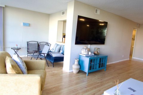 Condo in Hallandale Beach, Florida, 1 bedroom  № 1973624 - photo 4