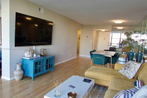 Condo in Hallandale Beach, Florida, 1 bedroom  № 1973624 - photo 3