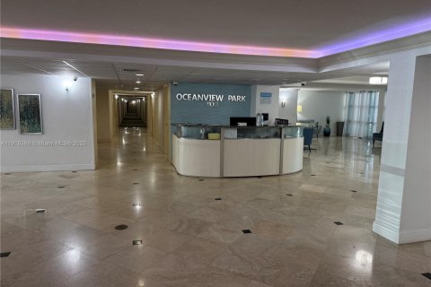 Condo in Hallandale Beach, Florida, 1 bedroom  № 1973624 - photo 22