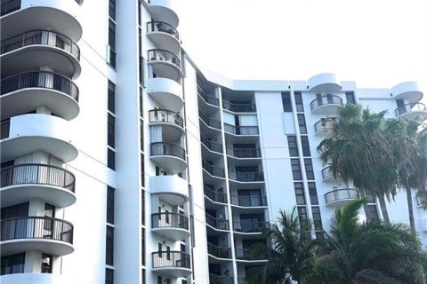 Condo in Pompano Beach, Florida, 1 bedroom  № 970579 - photo 1