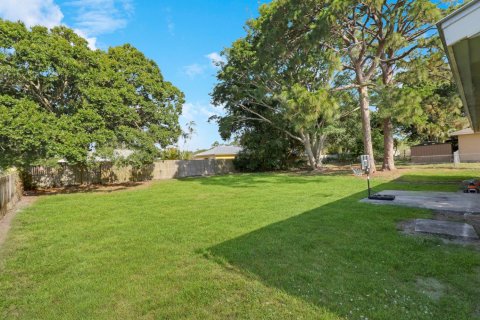 House in Fort Pierce, Florida 3 bedrooms, 110.93 sq.m. № 1175473 - photo 1