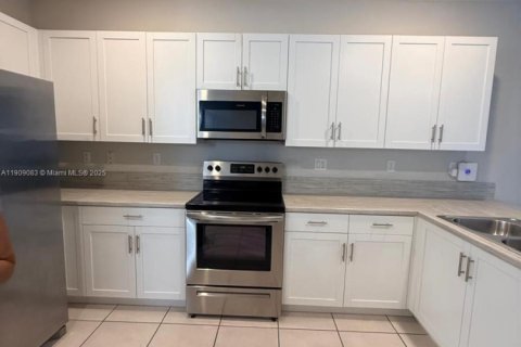 Condominio en alquiler en Miami, Florida, 4 dormitorios, 168.62 m2 № 2013668 - foto 2