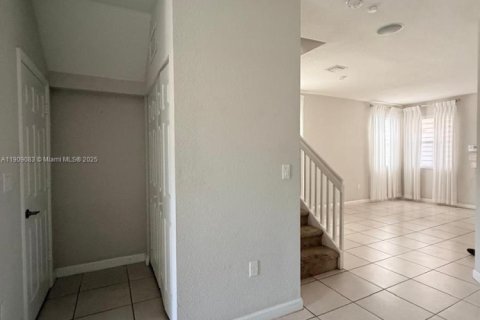 Condominio en alquiler en Miami, Florida, 4 dormitorios, 168.62 m2 № 2013668 - foto 12