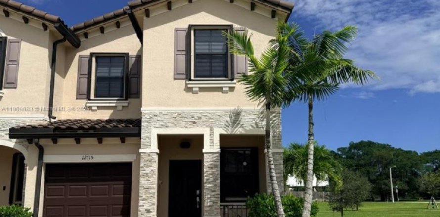 Condominio en Miami, Florida, 4 dormitorios  № 2013668