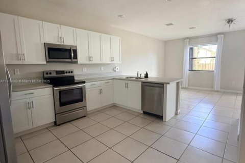Condominio en alquiler en Miami, Florida, 4 dormitorios, 168.62 m2 № 2013668 - foto 7