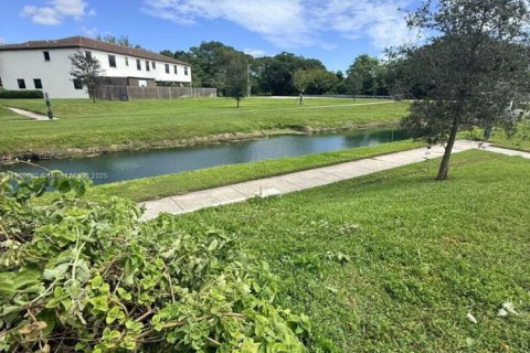 Condominio en alquiler en Miami, Florida, 4 dormitorios, 168.62 m2 № 2013668 - foto 9