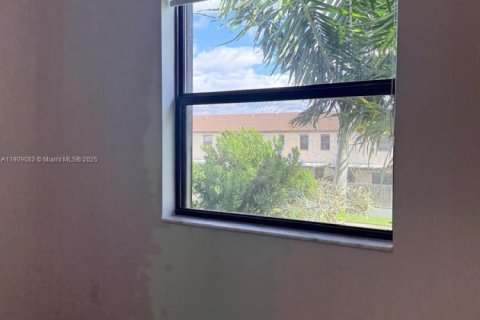 Condominio en alquiler en Miami, Florida, 4 dormitorios, 168.62 m2 № 2013668 - foto 3