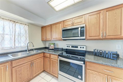 Condo in Sarasota, Florida, 1 bedroom  № 1876052 - photo 13