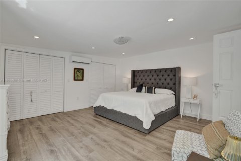 House in North Miami, Florida 4 bedrooms, 188.41 sq.m. № 1754381 - photo 27