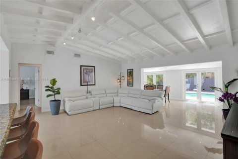 House in North Miami, Florida 4 bedrooms, 188.41 sq.m. № 1754381 - photo 16