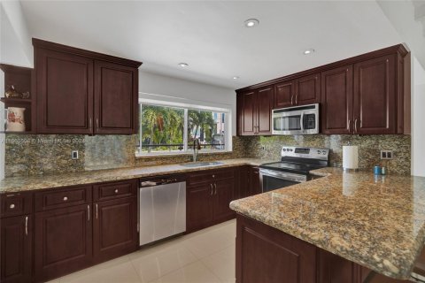 House in North Miami, Florida 4 bedrooms, 188.41 sq.m. № 1754381 - photo 12