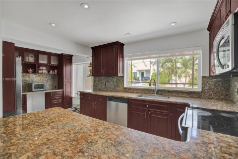 House in North Miami, Florida 4 bedrooms, 188.41 sq.m. № 1754381 - photo 10