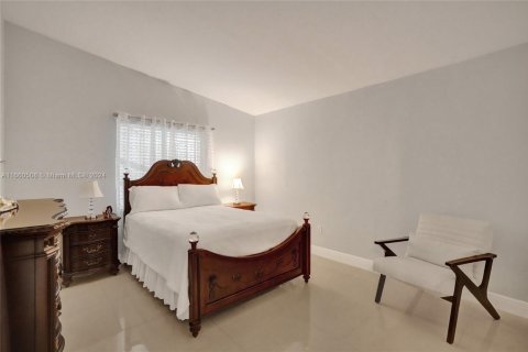 House in North Miami, Florida 4 bedrooms, 188.41 sq.m. № 1754381 - photo 29