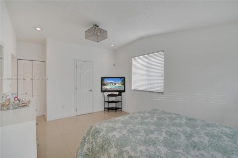 House in North Miami, Florida 4 bedrooms, 188.41 sq.m. № 1754381 - photo 24