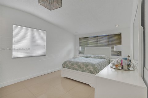 House in North Miami, Florida 4 bedrooms, 188.41 sq.m. № 1754381 - photo 21