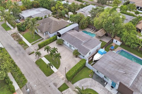 House in North Miami, Florida 4 bedrooms, 188.41 sq.m. № 1754381 - photo 2