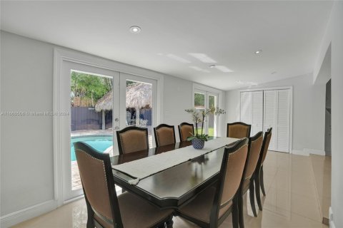 House in North Miami, Florida 4 bedrooms, 188.41 sq.m. № 1754381 - photo 19