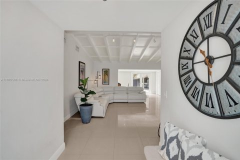 House in North Miami, Florida 4 bedrooms, 188.41 sq.m. № 1754381 - photo 7