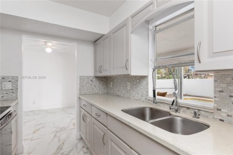 Купить виллу или дом в Тамарак, Флорида 3 спальни, 196.12м2, № 2048075 - фото 3