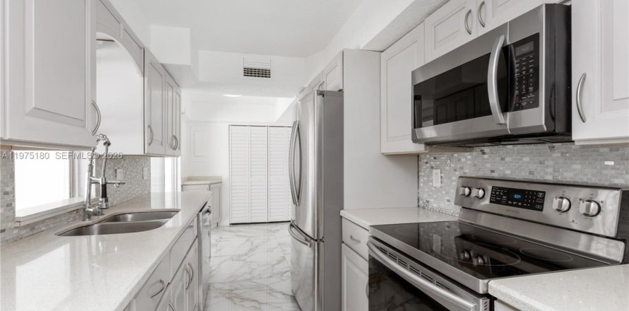 Дом в Тамарак, Флорида 3 спальни, 196.12м2 № 2048075