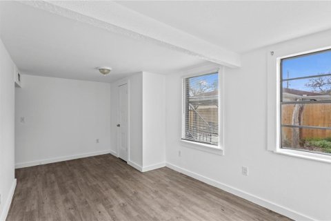 Propiedad comercial en venta en Tampa, Florida, 6 dormitorios, 173.17 m2 № 2092837 - foto 6