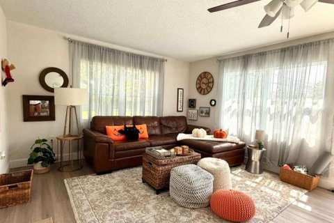 House in Eagle Lake, Florida 2 bedrooms, 99.96 sq.m. № 2212477 - photo 3