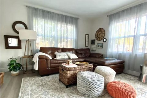 House in Eagle Lake, Florida 2 bedrooms, 99.96 sq.m. № 2212477 - photo 2