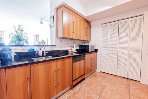 Condo in Miami, Florida, 2 bedrooms  № 2052773 - photo 24