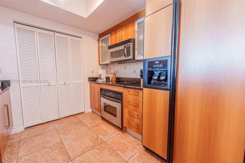 Condo in Miami, Florida, 2 bedrooms  № 2052773 - photo 25