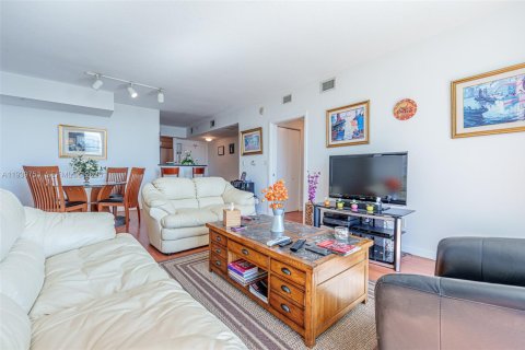 Condo in Miami, Florida, 2 bedrooms  № 2052773 - photo 18