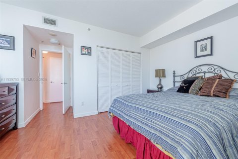 Condo in Miami, Florida, 2 bedrooms  № 2052773 - photo 15