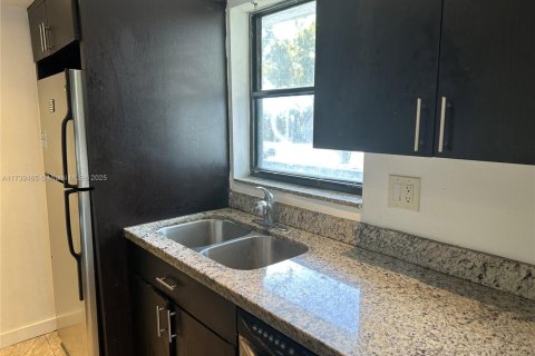 Condo in West Palm Beach, Florida, 2 bedrooms  № 1962574 - photo 4