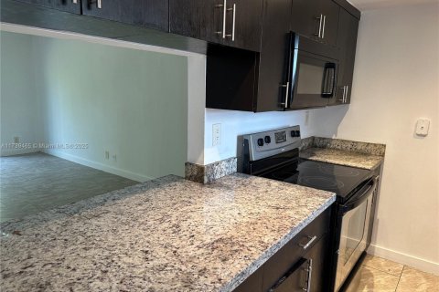 Condo in West Palm Beach, Florida, 2 bedrooms  № 1962574 - photo 5