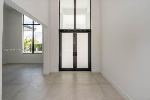 House in Miami, Florida 5 bedrooms, 413.32 sq.m. № 1845633 - photo 8