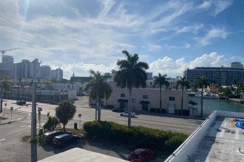 Condo in Miami Beach, Florida, 1 bedroom  № 2030500 - photo 2