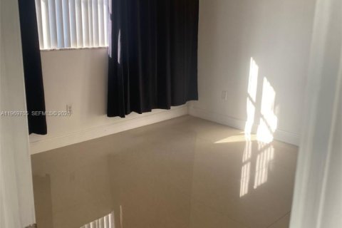 Condo in Miami Beach, Florida, 1 bedroom  № 2030500 - photo 17