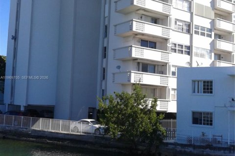 Condo in Miami Beach, Florida, 1 bedroom  № 2030500 - photo 20