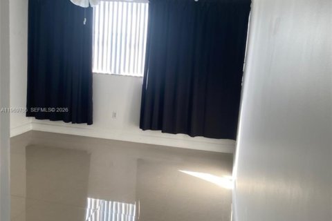 Condo in Miami Beach, Florida, 1 bedroom  № 2030500 - photo 16