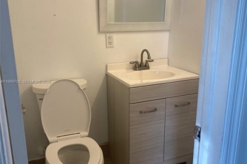 Condo in Miami Beach, Florida, 1 bedroom  № 2030500 - photo 15