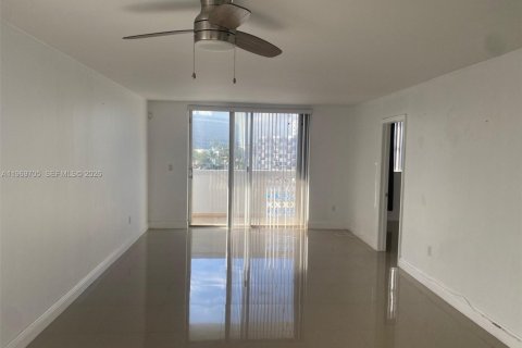 Condo in Miami Beach, Florida, 1 bedroom  № 2030500 - photo 9