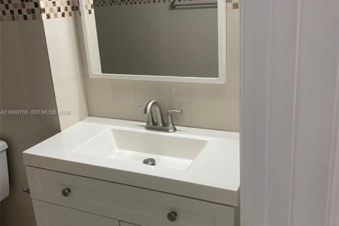 Condo in Miami Beach, Florida, 1 bedroom  № 2030500 - photo 13