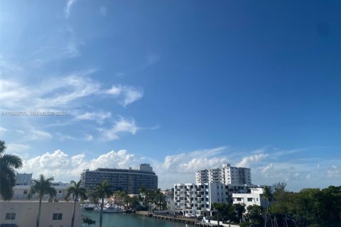 Condo in Miami Beach, Florida, 1 bedroom  № 2030500 - photo 3