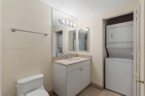 Copropriété à vendre à Miami Beach, Floride: 2 chambres, 128.21 m2 № 1926612 - photo 28