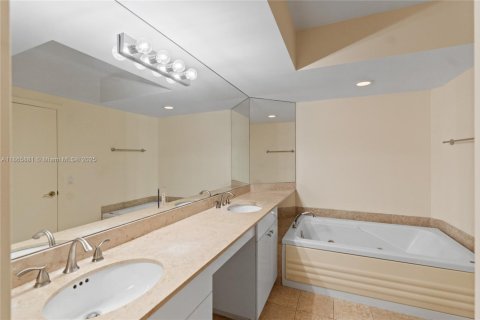 Copropriété à vendre à Miami Beach, Floride: 2 chambres, 128.21 m2 № 1926612 - photo 24