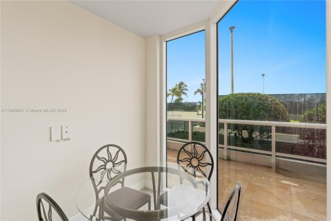Copropriété à vendre à Miami Beach, Floride: 2 chambres, 128.21 m2 № 1926612 - photo 13