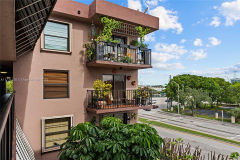 Copropriété à vendre à Miami, Floride: 2 chambres, 86.4 m2 № 2089167 - photo 25